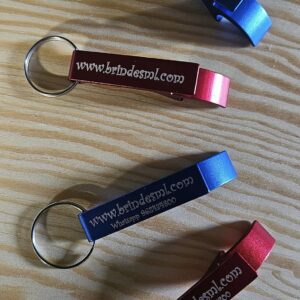 Porta-chaves e Abre Caricas em alumínio de cor, com gravação a laser personalizada